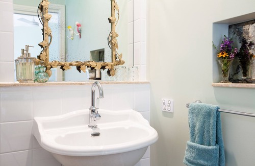 Doonan Bed & Breakfast | Noosa Valley Manor B&B Retreat