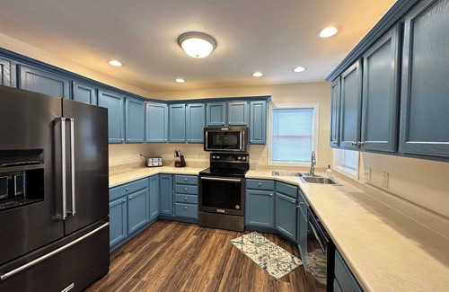 Clear Lake House | Norb's Nest—spacious cottage, close to Main St