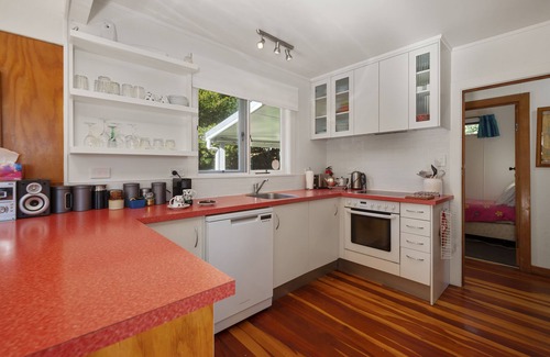 Taupo District Cottage | North Cole Cottage - Hatepe Lake Front Home