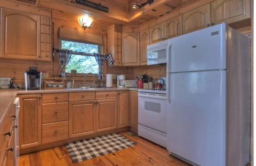 Ellijay Cabin | North GA Mountains Carters Lake Recreational Area Hot Tub Game Room Fireplace