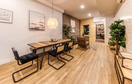 Vieux-Quebec-Cap-Blanc-colline Parlementaire Apartment | North House - Bohemian Vieux Quebec Two Bedroom