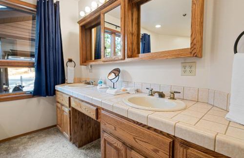 Fawnskin House | North Shore Lakefront - Spacious Lakefront with Hot Tub, & Game Room