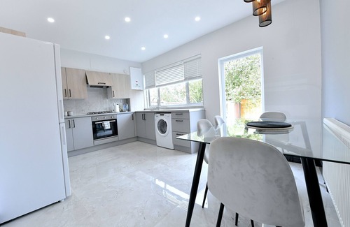 Hale House | North West London Escape. Modern 3 Bedroom House. Quick to Central London