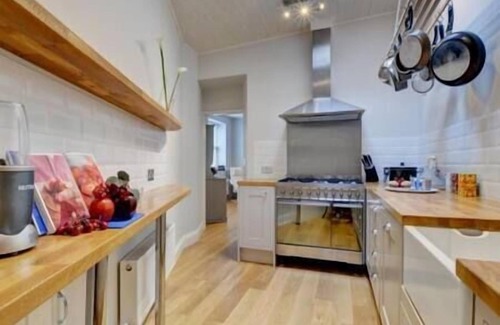 Hele House | Northfield Cottage - 4 Bedroom Home