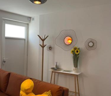 Surgeres Apartment | Nouveau le Tendance 70's! Appart à 100m du marché - Parking gratuit à 20m -