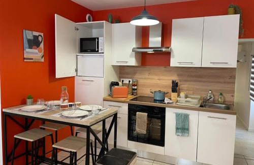 Surgeres Apartment | Nouveau le Tendance 70's! Appart à 100m du marché - Parking gratuit à 20m -