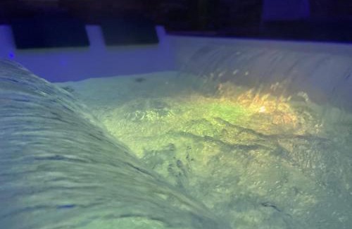 Vierzon Apartment | Nuit Magique en Love Room avec Jacuzzi Privé