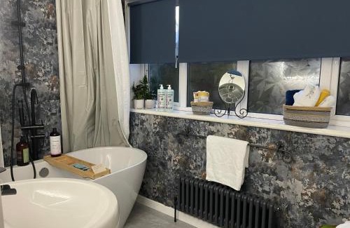 Sutton Weaver House | Number 78 Guest house M56 junction 12 located 5 minutes drive from Frodsham Continental breakfast Included