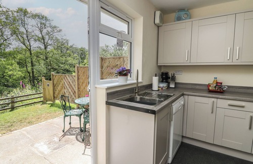 Rhayader Cottage | NUTHATCH COTTAGE AT RIVERSIDE LODGE, pet friendly in Rhayader