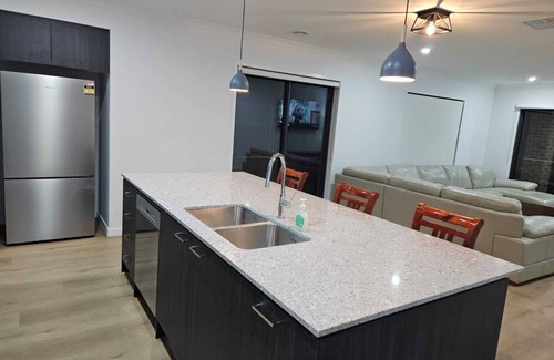 Tarneit House | O Stylish 4 Room Oasis with 65" TV