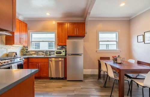 Oakland Ave - Harrison St Apartment | Oak Manor - Chic & Stylish 2BR Apartment Retreat