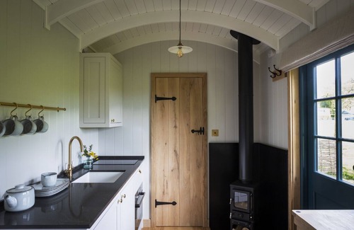 Baslow Cottage | Oak Tree Shepherd's Hut/Chatsworth Estate