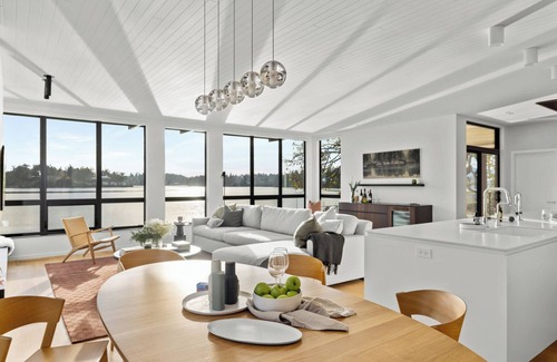 Saanich House | Oakmere House on Portage Inlet