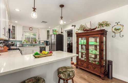 Alhambra House | Oasis of Greenery in the Desert - Lovely 2/2 with pool/spa/outdoor shower