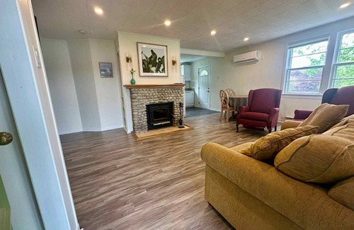 Masons Point Cottage | Oceanfront 2BR Private Cottage Pet FriendlynIn the Head Of Saint Margarets Bay