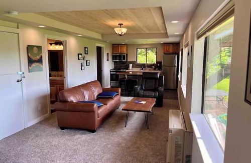 Kachemak House | Ocean and Mountain views, 10 minutes to the Spit