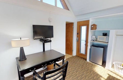 Kaunakakai House | Ocean Front King: Panoramic Sea Views Meet Polynesian Elegance in Molokai