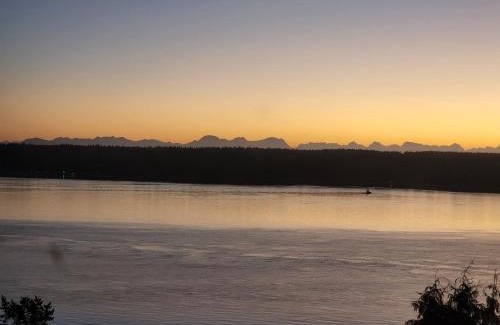 Campbell River Apartment | Ocean's Edge Suite