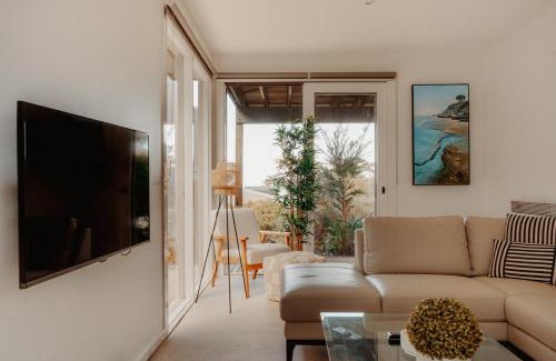 Lorne House | OCEAN VIEW Coastal 3 BEDROOM Retreat in Lorne - Balcony, Fireplace, Free WiFi Warm Coastal Charm