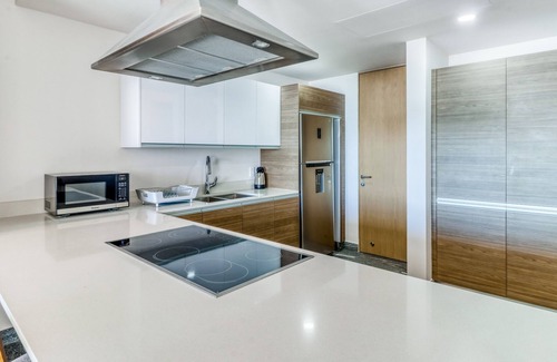 Zona Hotelera Apartment | Ocean view condo w/luxury pool access, central AC, WiFi & shared rooftop/dock