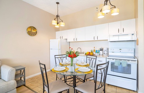 Western Honolulu Condo | Ocean View Oasis with Free Parking: A Waikiki Gem!