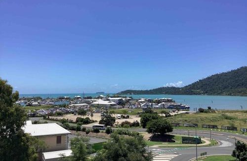 Airlie Beach Apartment | Ocean Views 1Br with Full Kitchen No Steep Hills