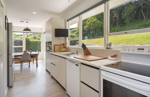 Britannia Heights House | Ocean Vista - Nelson Waterfront Holiday Home