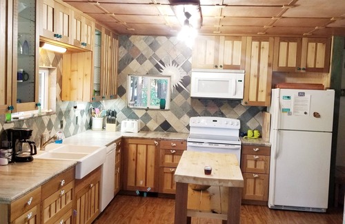 North Oyster House | Oceanfront 2 Bedroom, 1 bath home with great views.n