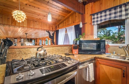 Kehena Beach Estates House | Oceanfront Bali House next to Kehena Black Sand Beach w/Hot tub