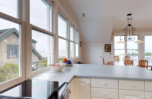 West Beach House | Oceanfront Hideaway in the Trees | Private Walk to Beach, Old Baldy View, Dogs Welcome, BHI Club