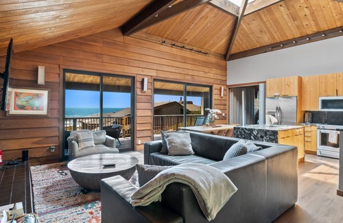 Watsonville House | Oceanfront Retreat at Pajaro Dunes. Beach Access, Hot Tub, BBQ, Pool Table.
