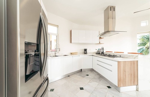 P Chahue Condo | Oceanfront Two Bedroom W/Private Rooftop Terrace