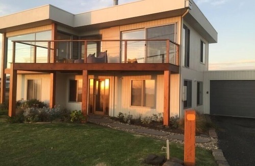 Sunderland Bay House | Oceans 180-Absolute ocean frontage, 2min walk to the beach, plus whale watching.