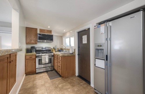 Townsite House | Oceanside Bungalow | Walk to Beach & Pier | Private Hot Tub + Beach Gear