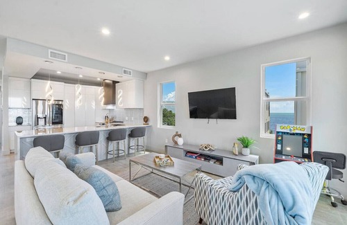 Monroe County House | Oceanview Escape – Pool, Hot Tub & Private Deck!
