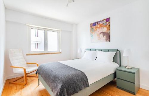 Paco De Arcos Apartment | Oeiras Spacious and Coastal Flat