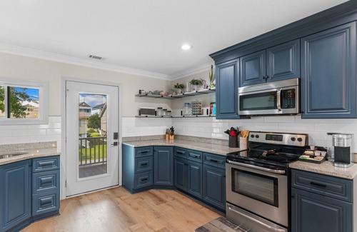 Surfside Beach House | Ohana Oasis - 7 Bedroom Short Walk to Beach