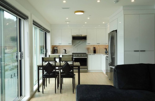 Central Okanagan Apartment | Okanagan Lake Luxury Suite with Kitchen Accommodations across the Lake n