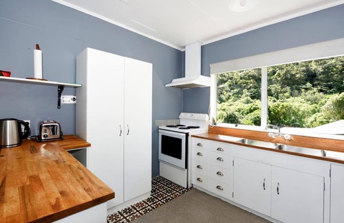 Marlborough House | Okiwi Bay Bach with Bay Views