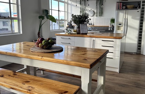 Motueka House | Old Bank Townhouse in Central Motueka, Modern and Clean. Everything at your door