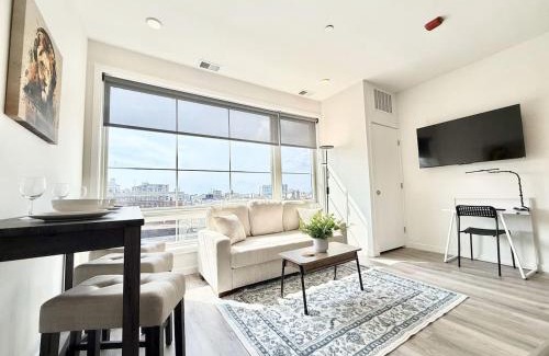 Poplar Apartment | Old City King 1BR near Historic Sites with Gym