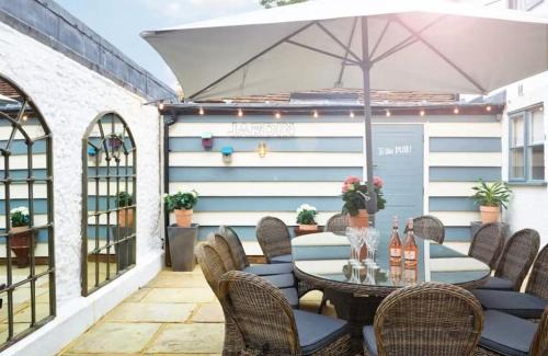 Henley-on-Thames House | Old Coach House & Dolls House - Sleeps 24