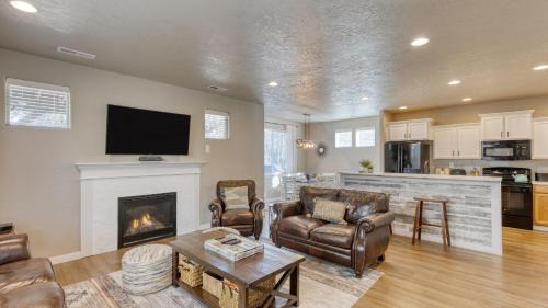 Larkspur House | Old Mill Getaway by AvantStay Private Backyard w Hot Tub