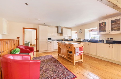 Newtown Cottage | OLD RECTORY COTTAGES, family friendly, with pool in Aberhafesp