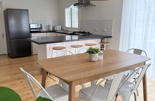 Quarry Hill Cottage | Olinda Cottage - Close to CBD with city views