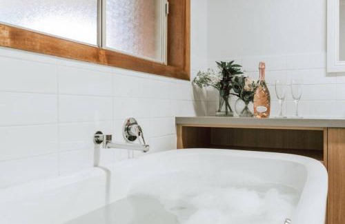 Olinda Apartment | Olinda Nature Retreat 4 Bed 3Bth House Fire, Bath