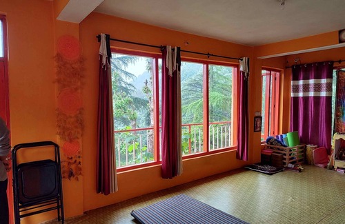 McLeod Ganj Apartment | Om Yoga Ashram for Best and Affordable 6 Days Yoga Meditation Retreat H.P India
