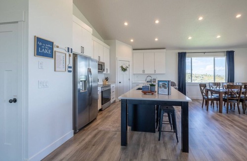 Sweetwater House | On Hole 9 of Bear Lake Golf Course! Ideal Beach Access! Private Hot Tub. Sky Swings, and Ping Pong!
