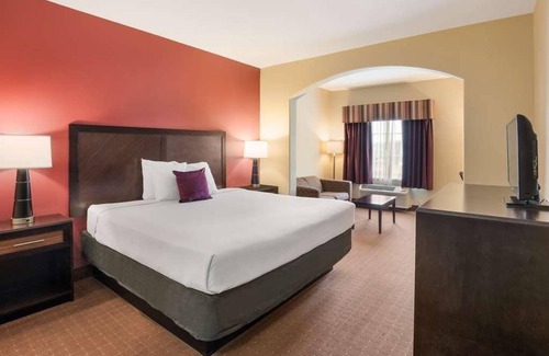 Saint Landry Hotel | On the Budget: Affordable Getaway at Knights Inn Bunkie! Free Breakfast, Pool