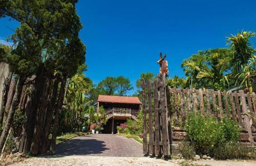 Huong Thuy House | ONA HOME - Entire Hue-styled garden house nearby a pine hill